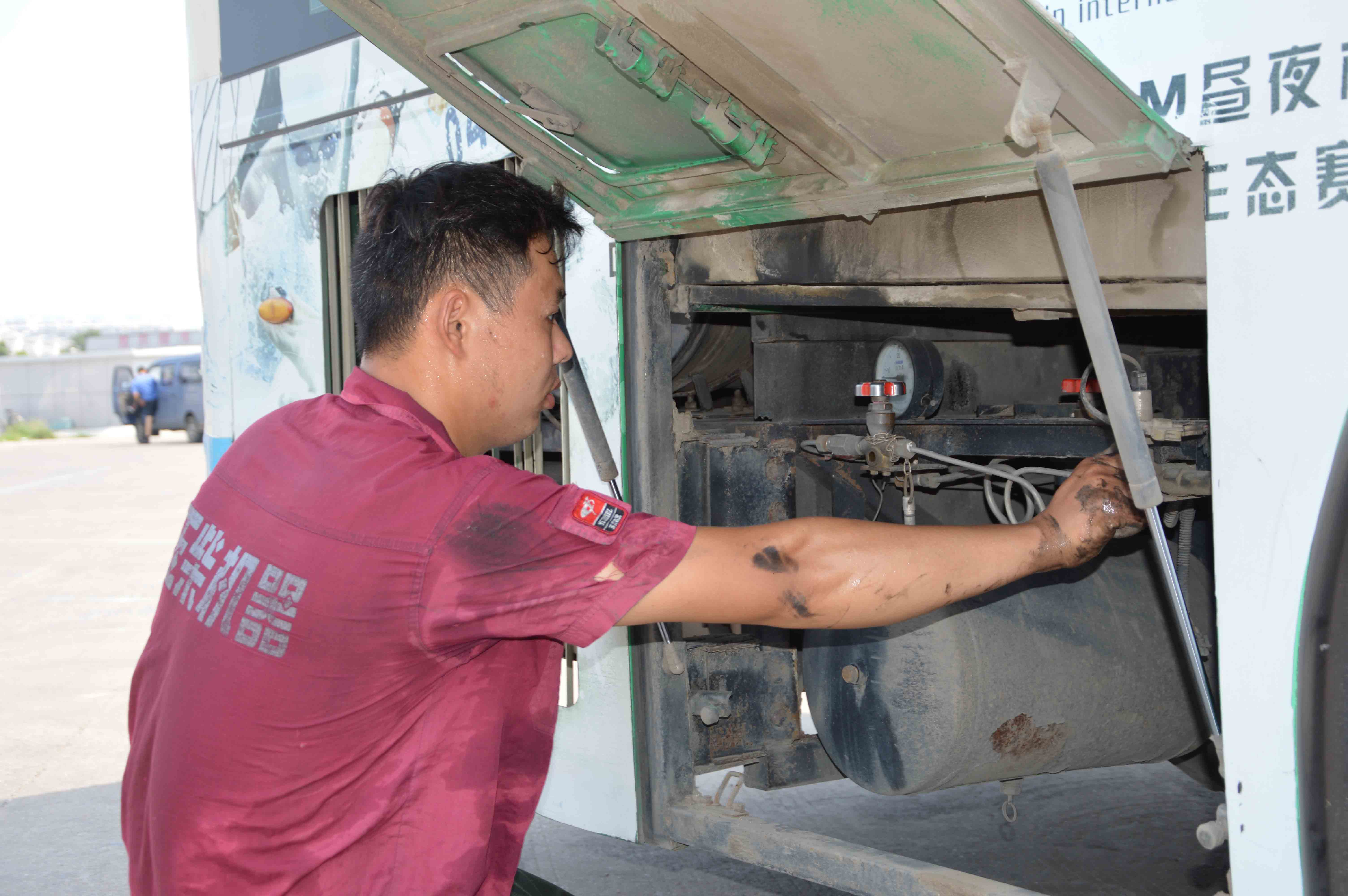 2 公交修理工高温下抢修1.JPG