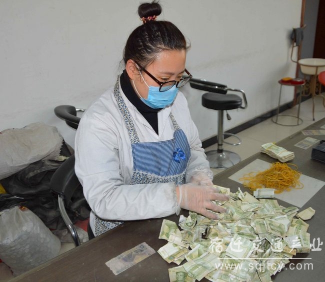 图为:进行纸币分捡.JPG
