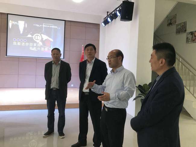 集团党委书记、董事长刘飞,现场指导“党建·家”活动中心建设.jpg